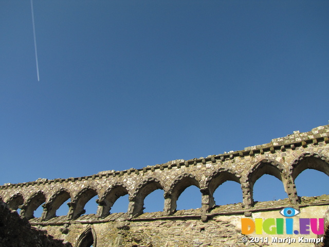 SX17574 Arches on top of wall of Bishop's Palace